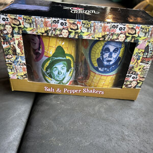 The wizard of oz salt and pepper shakers NIB